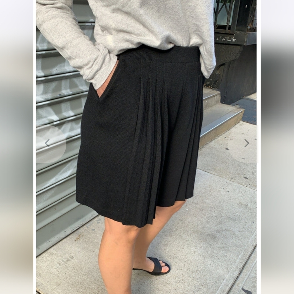 St. John Women’s High-Waist Pleated Knit Shorts - Black
